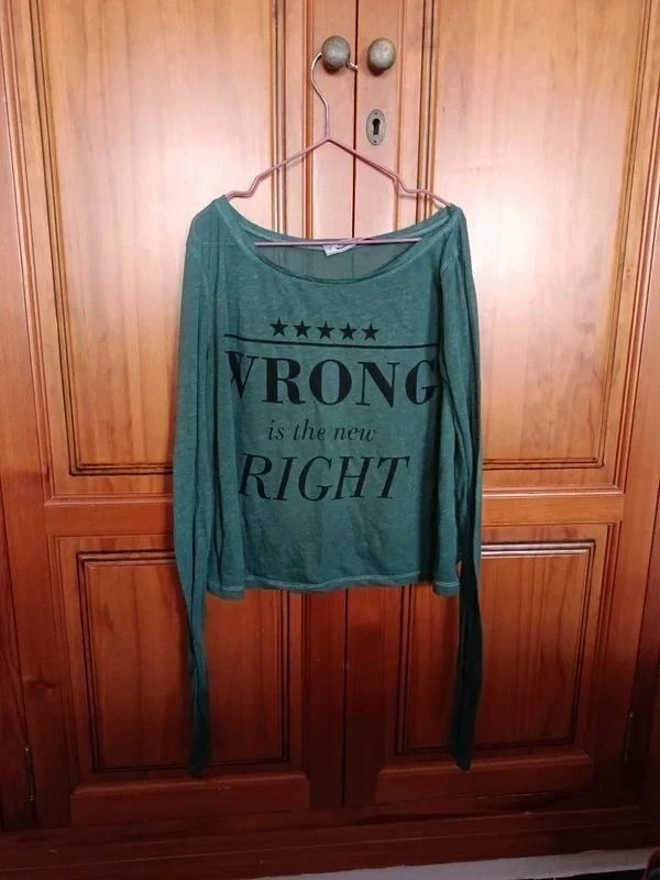 Camiseta manga larga verde Pull&Bear Talla S frase gráfica